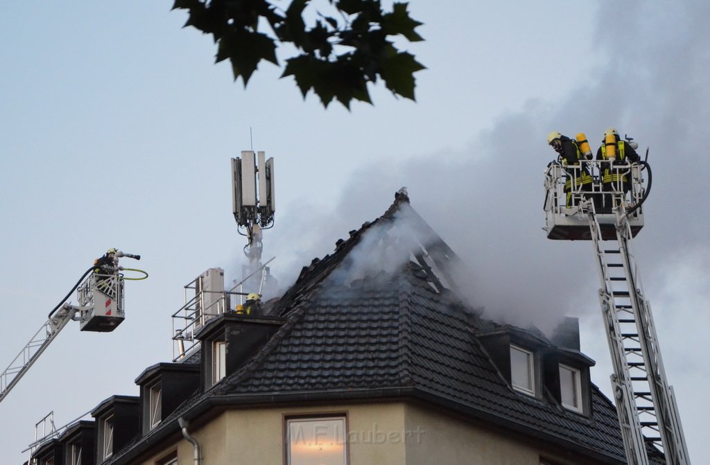 Feuer 3 Dachstuhl Koeln Buchforst Kalk Muelheimerstr P056.JPG